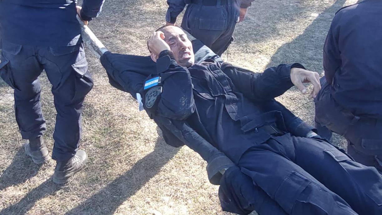 Varios agentes trasladas a Fujiyama en una camilla improvisada, como parte del entrenamiento de paramédico de combate. 