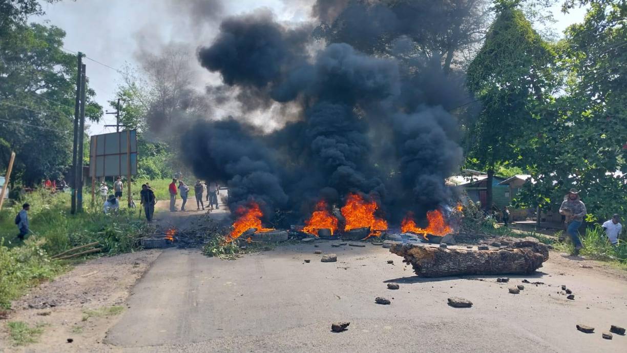 Los pobladores llevan 24 horas sin el servicio de energía eléctrica.