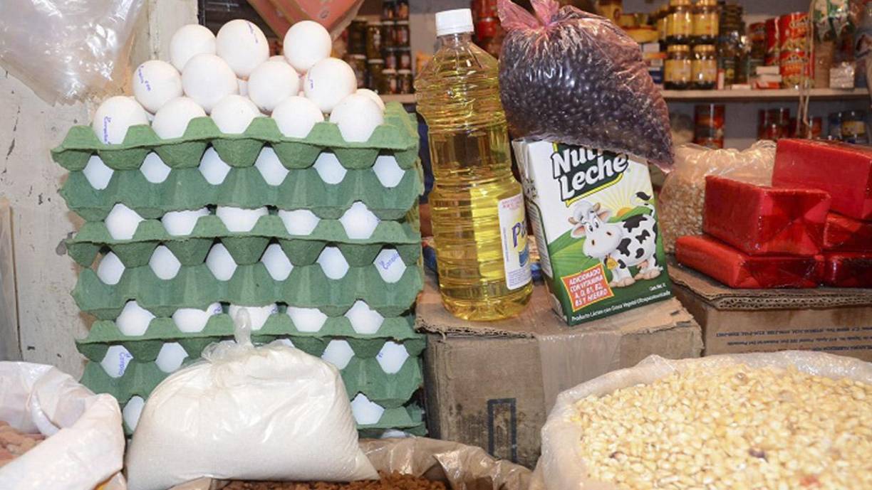 Mientras que la leche en polvo (litro), generalmente usada para alimentar a los bebés, sufrió un aumento de 18.93 lempiras, ya que pasó de costar L140.3 a 158.96, en el mismo plazo.