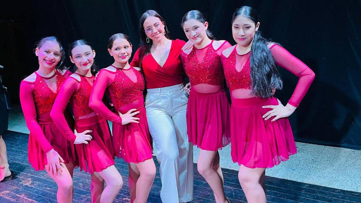 “Reconocemos los sacrificios y esfuerzos que hacen por llevarlas a clases, ensayos y prepararlas para brillar en el escenario. Cada momento que dedican a sus hijas se refleja en el talento, disciplina y alegría que ellas demuestran en las presentaciones”, dijo Villatorio.