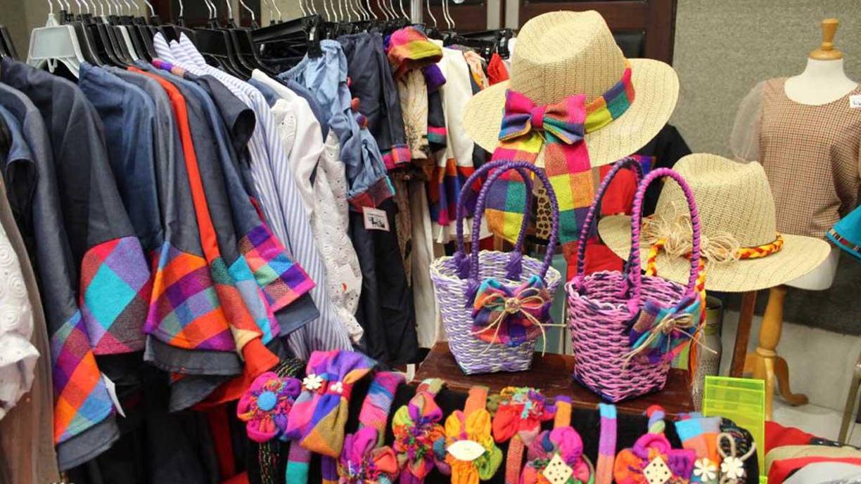 También reciben formación constante en áreas contables, servicio al cliente, y en como administrar sus empresas.