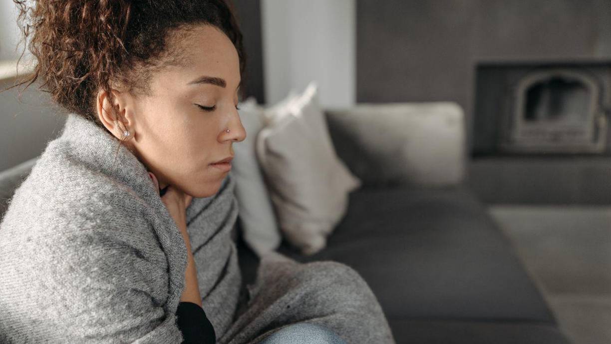 El virus parainfluenza se transmite al toser o estornudar o al tocar objetos que tienen VPH y luego transmite el virus a la nariz, la boca o los ojos. Al igual que el resfriado y la gripe, la parainfluenza se puede transmitir fácilmente de persona a persona. 