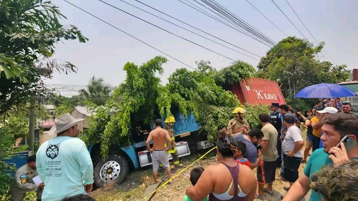 La cuarta persona herida es el conductor de la rastra, quien provocó la tragedia. 