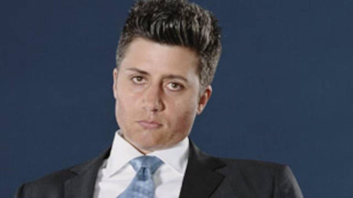 Adoptó la identidad de “Ned” para explorar las diferencias entre los géneros y sus dinámicas sociales. Durante ese tiempo, se sumergió en diversas actividades masculinas, como unirse a una liga de bolos, asistir a bares y formar parte de grupos de terapia para hombres. 