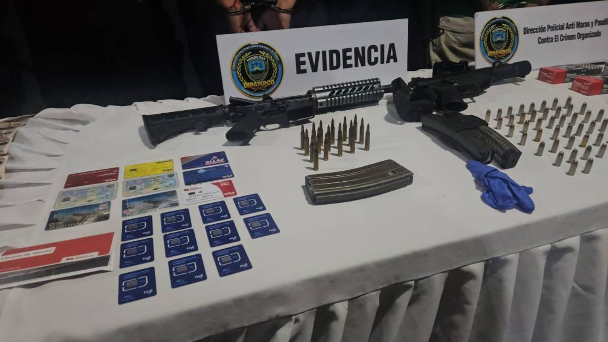 También se les decomisó droga, teléfonos celulares y dos automóviles. 