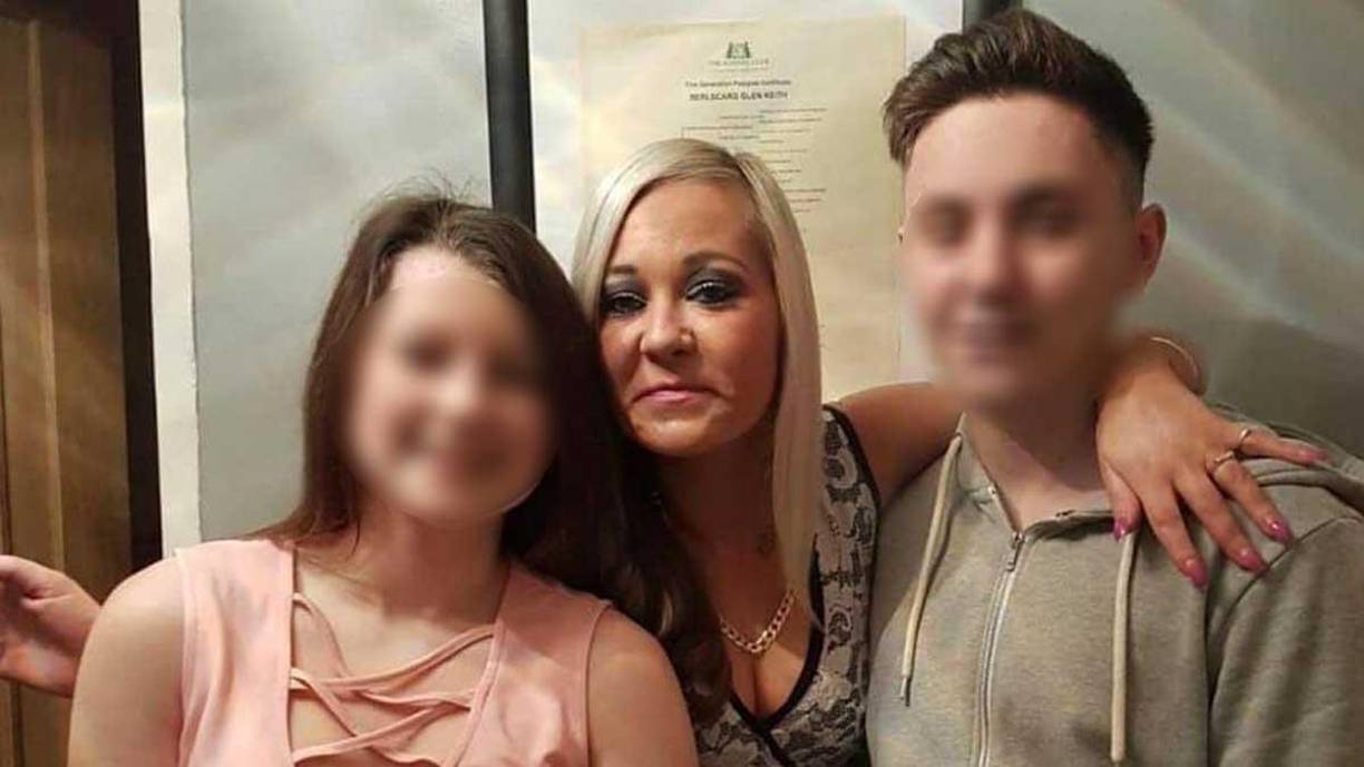  “A nuestro hermoso ángel arriba. Nunca serás olvidado. Te amaré siempre”, escribió una amiga en un tributo realizado en su casa con arreglos florales. 