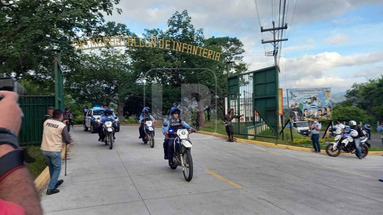 Oliva Meza, quien es apodado como “El señor de los cielos”, fue trasladado a eso de las 6:33 de la mañana desde el Primer Batallón de Infantería hacia la Base Aérea Hernán Acosta Mejía, en Tegucigalpa. 