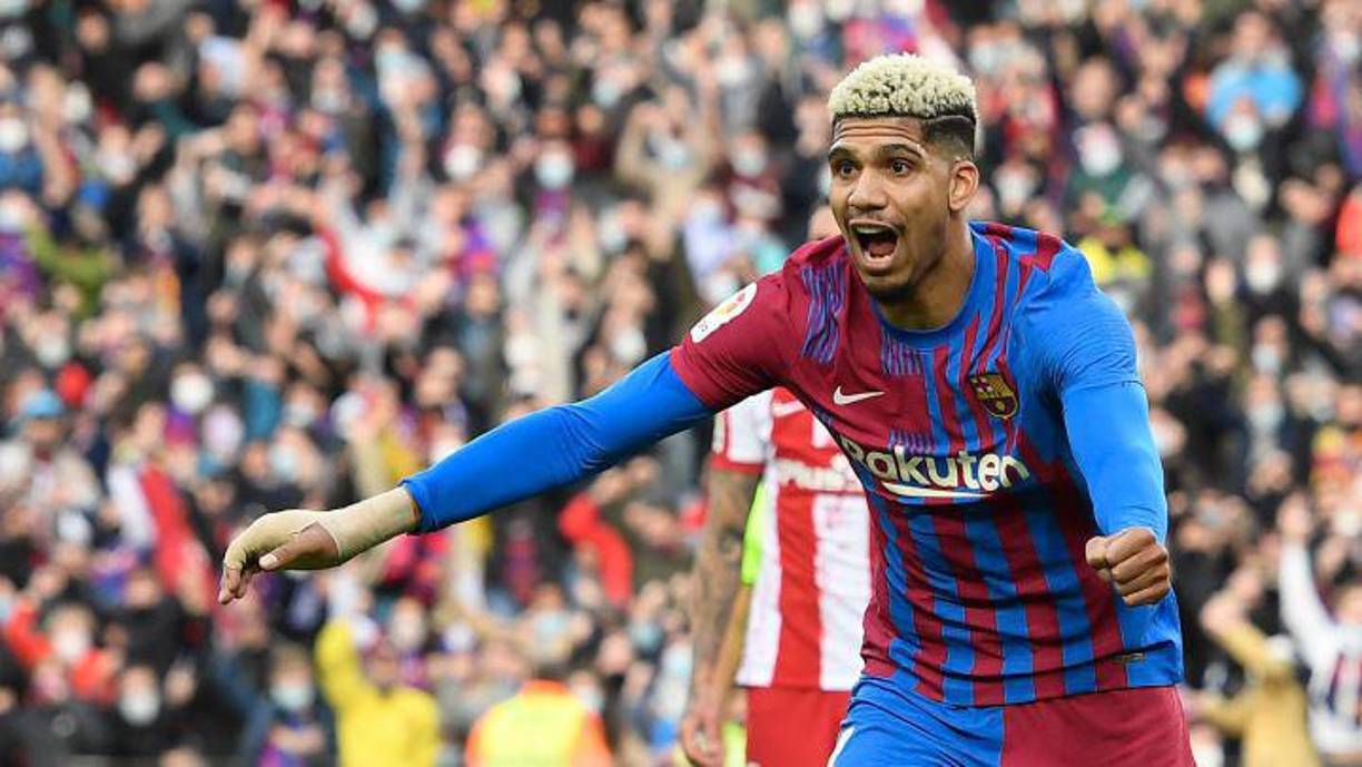 El Barcelona ha comunicado la renovación de Ronald Araujo. El club catalán se asegura así la continuidad del central uruguayo, que quedaba libre en junio de 2023. Firmará hasta 2026 en un acto este viernes a las 13:30 horas y tendrá una cláusula de 1.000 millones .