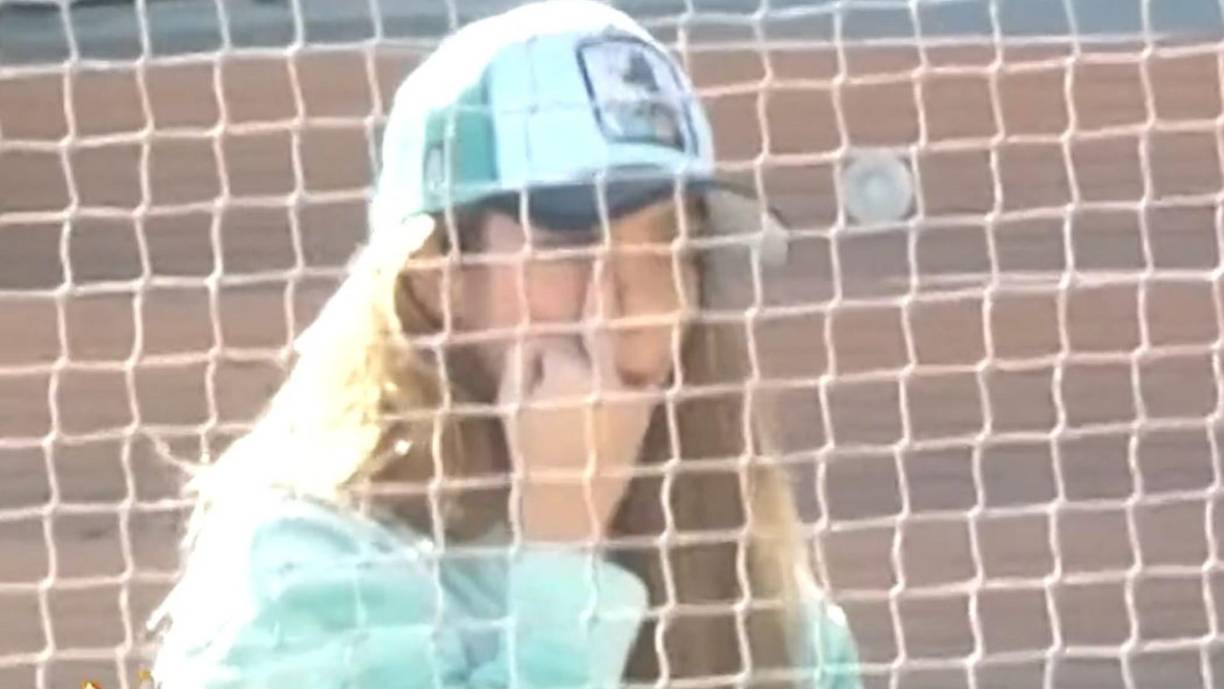 ¿Comezón en el ojo? Según los medios, se vio cierta tensión entre Shakira y Gerard Piqué en el último partido de beisbol de sus hijos.