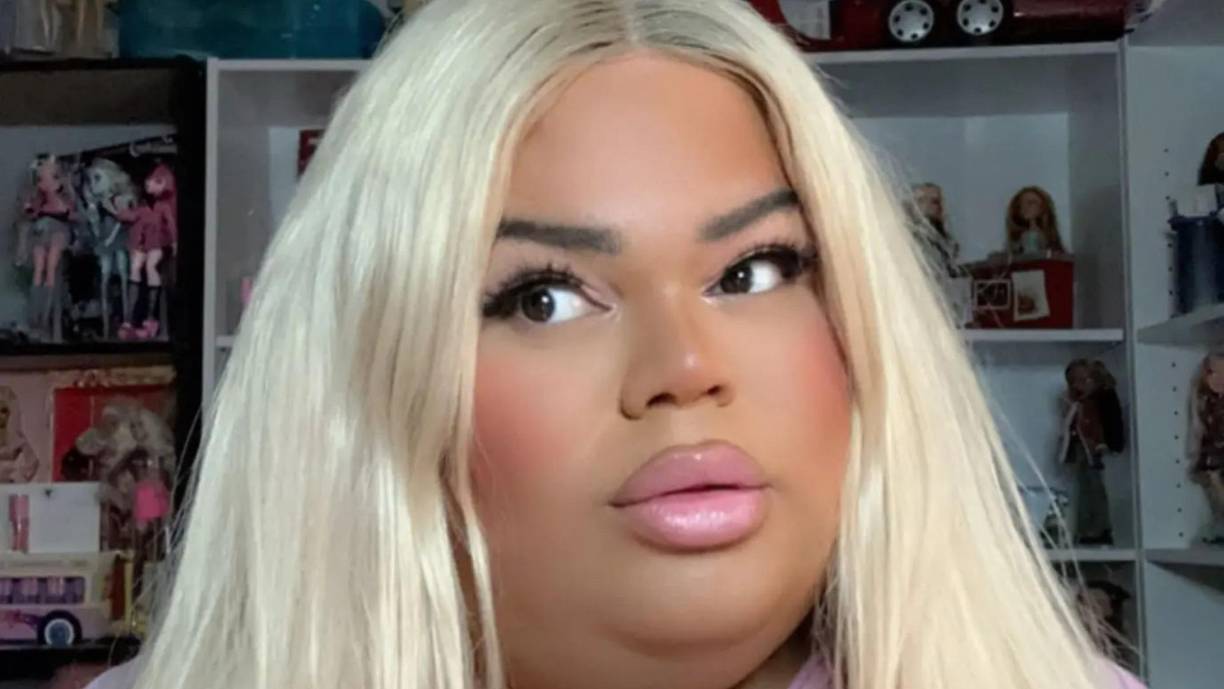 Después de alcanzar la fama de la noche a la mañana con sus videos, la sensación de Internet dejó su trabajo de cajera, apareció en Jimmy Kimmel Live! y les informó a sus fanáticos que ahora puede financiar su transición de género. “Se trata de ser consciente y considerado con las personas que te rodean, pero también contigo mismo y con cómo te presentas al mundo”, dijo a “CBS Mornings”, caracterizando el mantra como algo más que una estética sino una forma de vida.