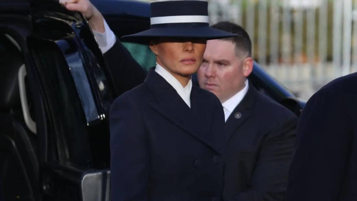 Melania se había posicionado junto a su hijo Barron, de lejos el más alto de todos los invitados, y no hizo el menor esfuerzo por recolocarse el sombrero para que se le pudieran ver los ojos.
