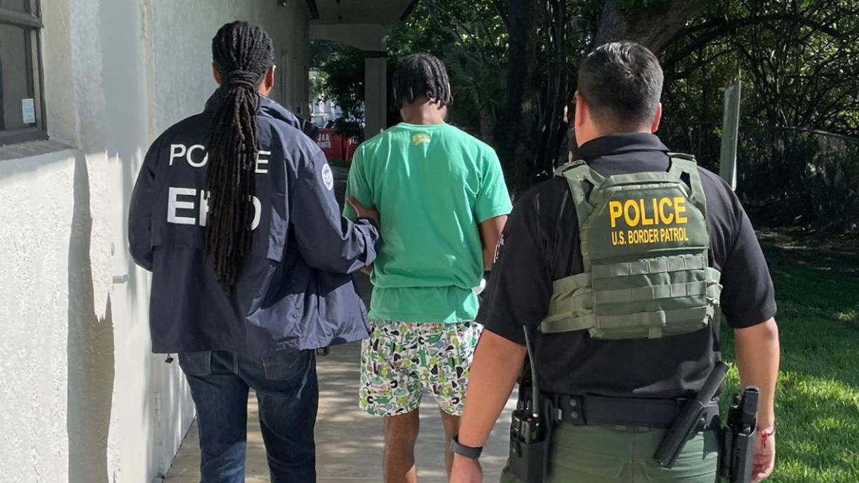 Durante el mandato Trump (2017-2021) fueron liberados más de 58,000 “no ciudadanos con antecedentes penales”, incluidos cerca de 9,000 delincuentes violentos y más de 300 asesinos, mientras esta administración republicana se concentraba en destinar recursos para detener a los migrantes solicitantes de asilo, consigna el documento. 