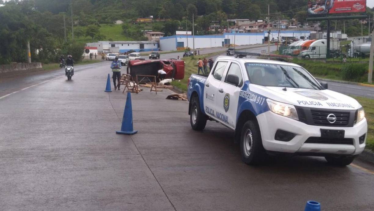 El matrimonio de Valentina Fernández (54) y Edgardo Canales tenía ya 35 años. En esos años, emprendieron para subsistir y actualmente estaban en plena obra para construir su vivienda. La cerámica que cargaban en el vehículo que conducía un amigo era justo para el piso de la vivienda. 