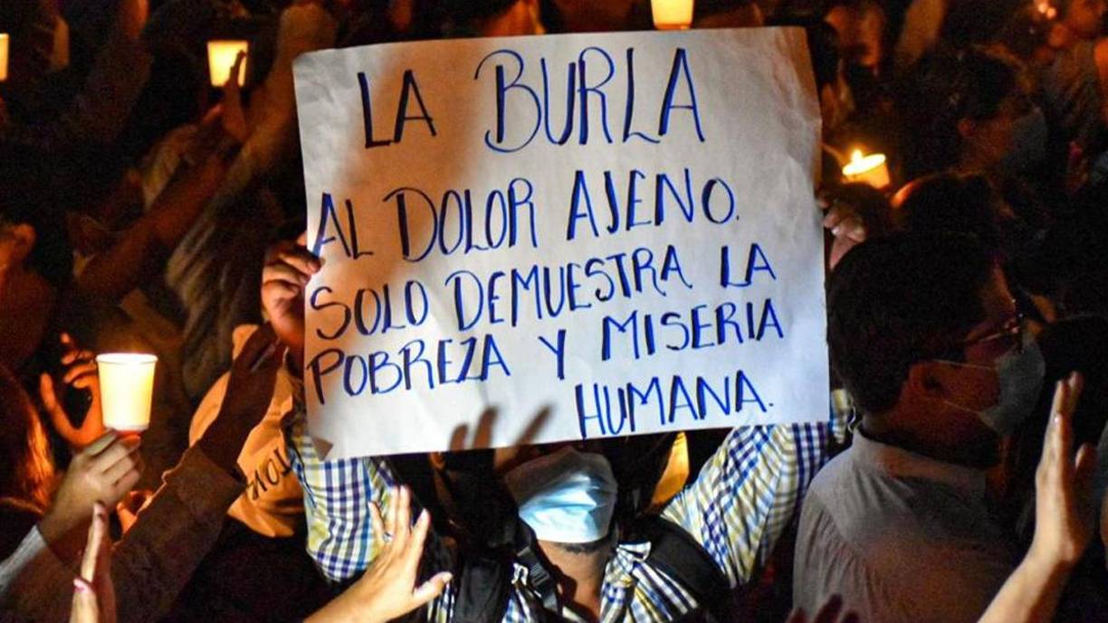 Uno de los seguidores de Juan Orlando Hernández sostiene una pancarta.