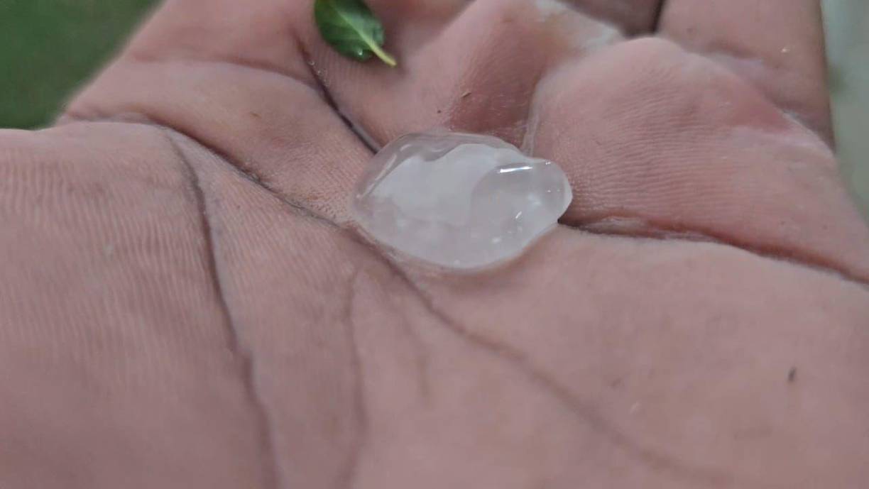 La tempestad azotó dicho sector del norte copaneco con vientos rachados e intensa lluvia de granizos del tamaño de mables o canicas.