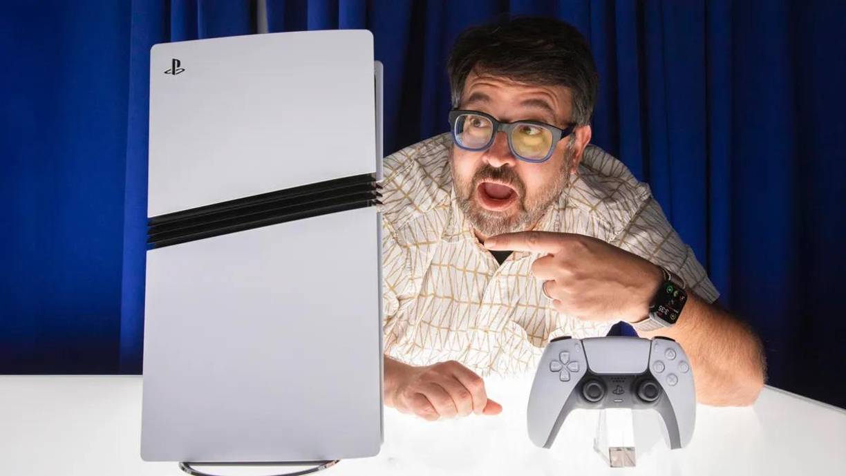 Precio y fecha de lanzamiento: La PS5 Pro se lanzó oficialmente el 7 de noviembre de 2024. El precio de la consola es de 799,99 euros, es decir, L 21, 541.04, sin incluir el lector de discos, que se vende por separado a un precio de 119, 99 euros, unos L3, 234. Esto significa que el costo total de la consola con el lector de discos asciende a aproximadamente 919,98 euros, L 24, 775.