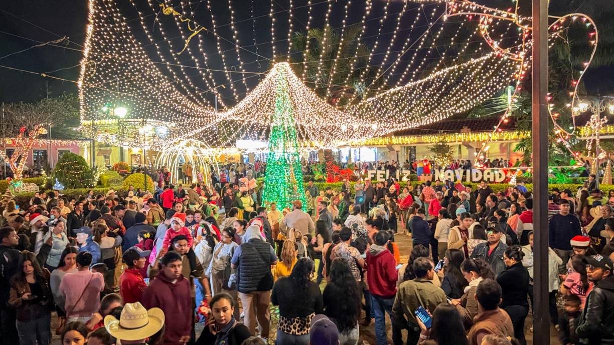 La gran sorpresa de la noche fue una lluvia de nieve artificial, que hizo que los presentes se sintieran en un cuento de invierno, un detalle que emocionó especialmente a los niños. La música en vivo, liderada por el maestro de Jazz Jorge Ríos, añadió un toque sofisticado a la velada.