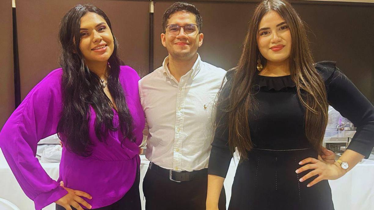 Karina Zamora, Danny y Celeste Castro se unieron a la celebración por el joven médico que tiene planes de continuar sus estudios hasta verse convertido en un especialista en urología.