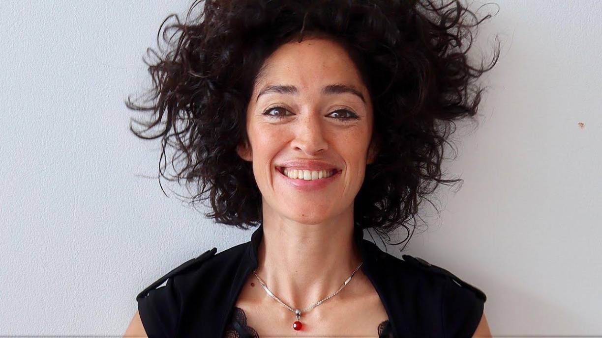 Lorena Vindel, una capitalina nacida en 1977. Empezó su formación artística en la Escuela Experimental de Niños Para la Música en Tegucigalpa, continuada en la Escuela Nacional de Música. Entre 1996 y 1998 estudió Historia del Arte en la Universidad Autónoma de Honduras. Al mismo tiempo participaba en el Teatro Zambra. En su trayectoria artística figuran películas como: “Siete mesas de billar francés”, “Mami Blue” y “Lo mejor de Eva”. 