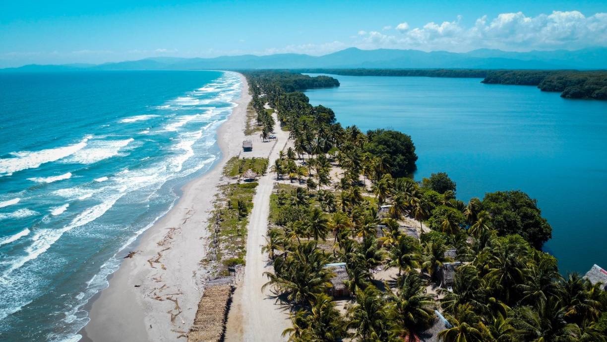 La Miami hondureña es hermosa. Se llama como la famosa ciudad de Florida porque sus extensas playas de arena blanca son muy parecidas. Y aunque la de Tela no tiene los enormes complejos hoteleros como la estadounidense, la enmarca la Laguna de Los Micos desde donde se aprecian los más bellos atardeceres.