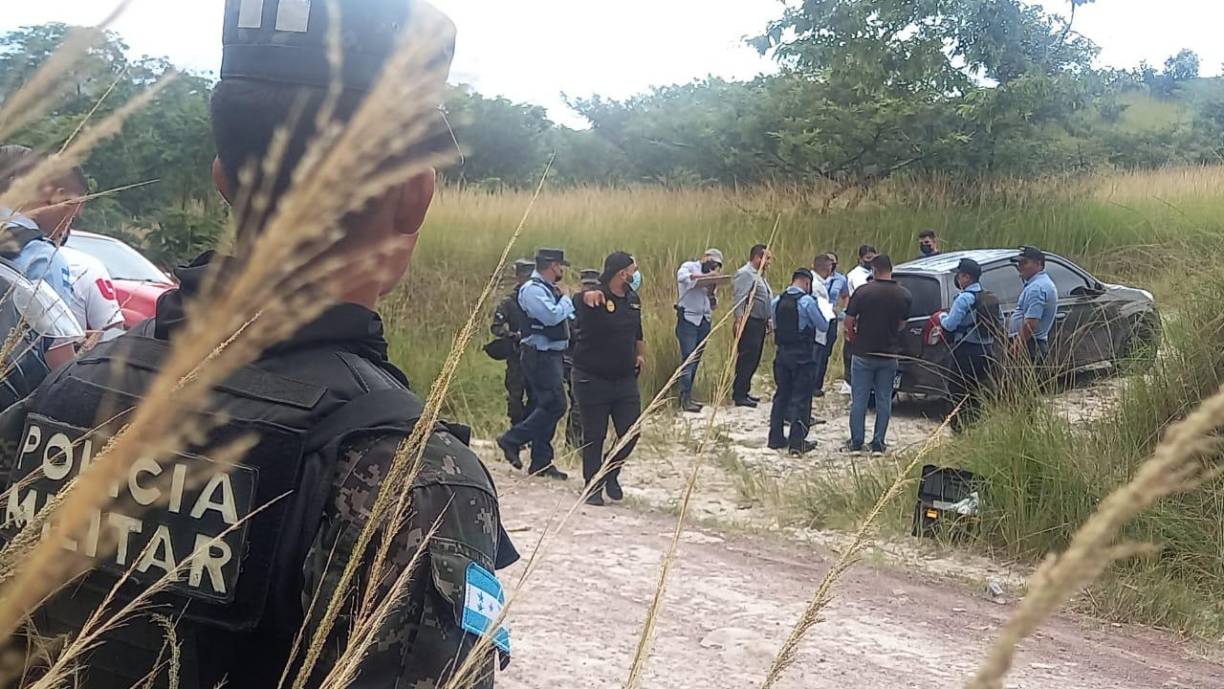 Se presume que fue raptado, llevado en su propio automóvil y luego ejecutado por criminales unos metros más adelante.