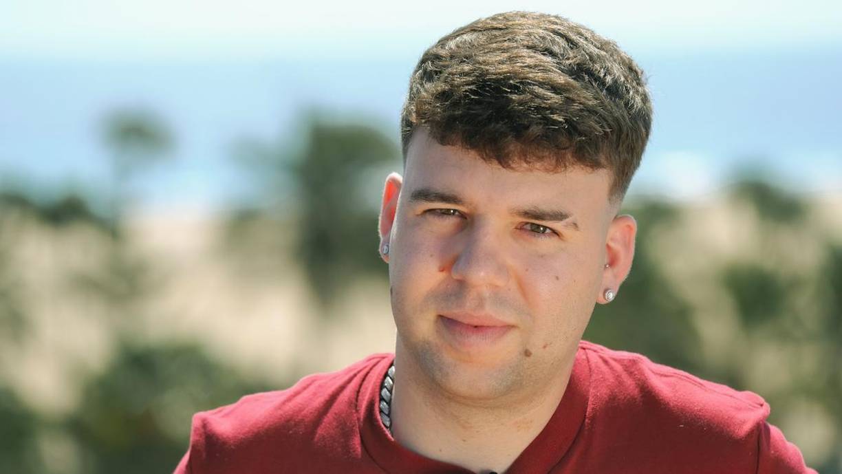 Nacido en Madrid en 2001, pero criado en Las Palmas de Gran Canaria desde los 5 años, este artista de voz ronca, cuyo nombre ya sale antes que el del poeta del siglo de Oro en Google cuando se escribe Quevedo, se dio a conocer en la escena urbana en 2020 y ha ido aumentando progresivamente su fama gracias a temas como ‘No me digas nada’, ‘Ahora y Siempre’ o ‘Sin señal’.