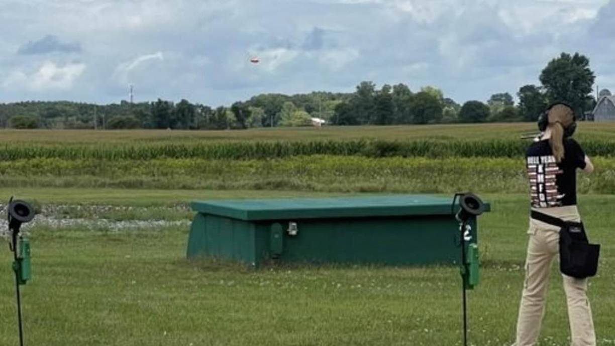 El padre de la joven, Jeff Rupnow, tenía una imagen de la joven disparando un arma en un campo de tiro en sus redes sociales.
