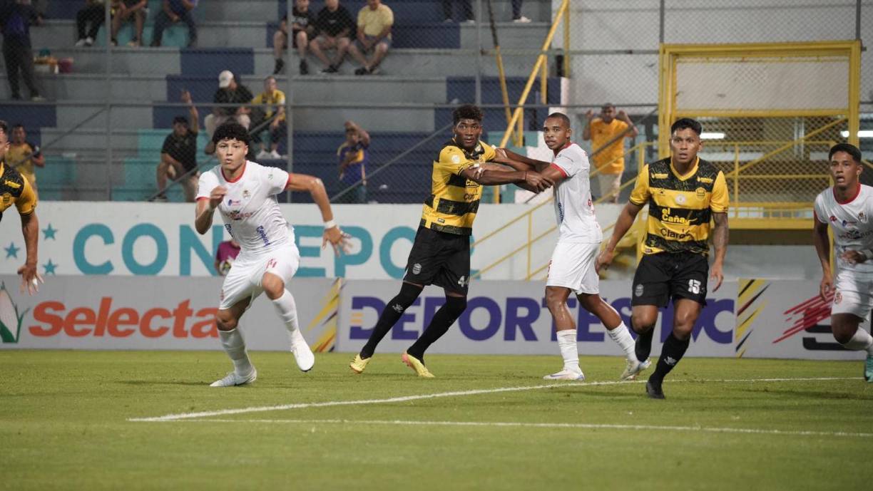 En el primer tiempo hizo falta el invitado especial, el gol. Ambos equipos se fueron igualando sin goles al descanso. 