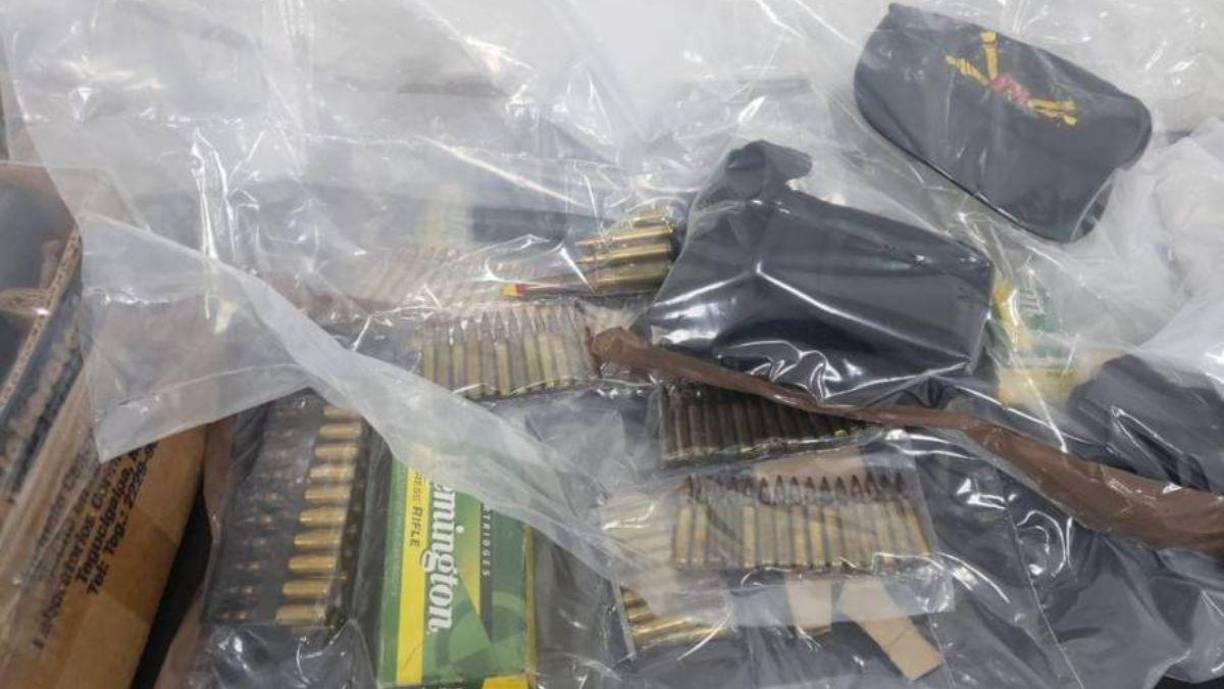 En el chat, donde el remitente aparece renombrado como “Ana Hernández”, se lee un primer mensaje enviado, presuntamente por la joven, a las 10:53 de la noche, aunque no se alcanza a apreciar en qué fecha, pero se presume que fue la noche del 19 de marzo, día en que en Honduras se celebra el Día del Padre. En el texto, ella habría escrito lo siguiente: “Ahorita mismo me voy a pegar un tiro en la cabeza”.