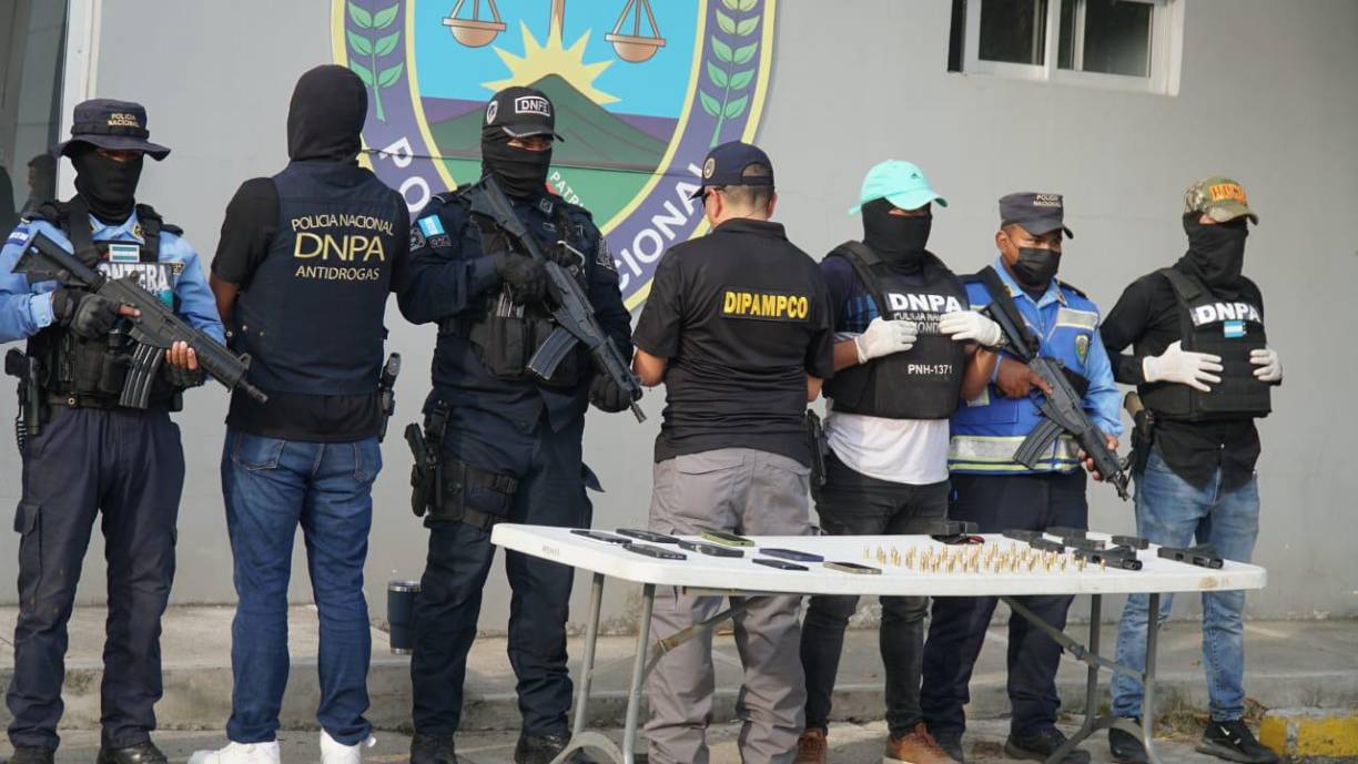 Las cuatro personas detenidas permanecen bajo resguardo policial mientras se prepara un expediente investigativo por el supuesto delito de tráfico de droga en su modalidad de transporte.