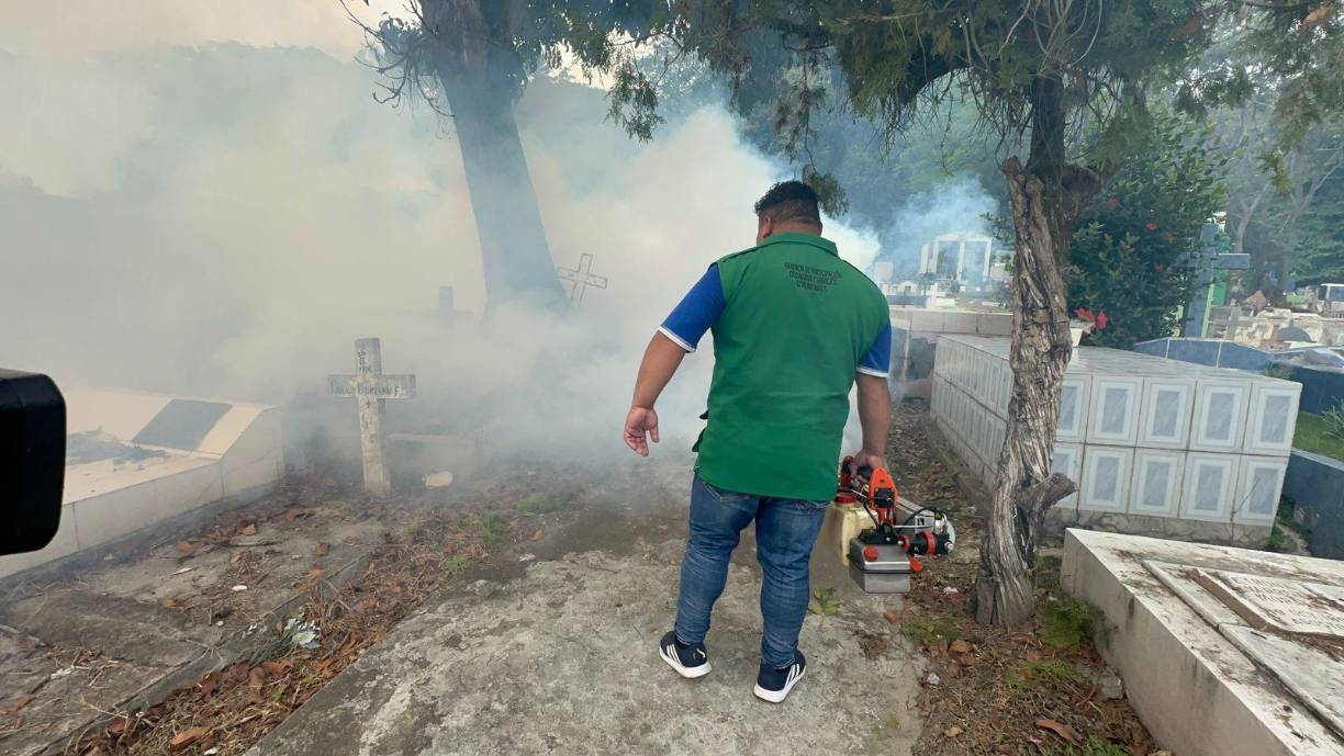 Cementerio La Puerta. Uno de los empleados municipales fumiga una área del cementerio.