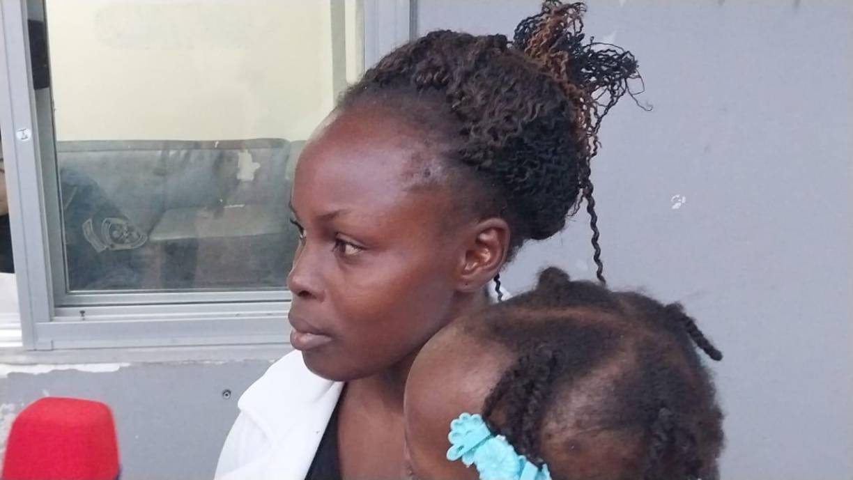 Su hija Neylin Maribel Ávila llegó hasta la sede de la Dirección Nacional de Fuerzas Especiales (DNFE) en Tegucigalpa para despedirse de su padre.