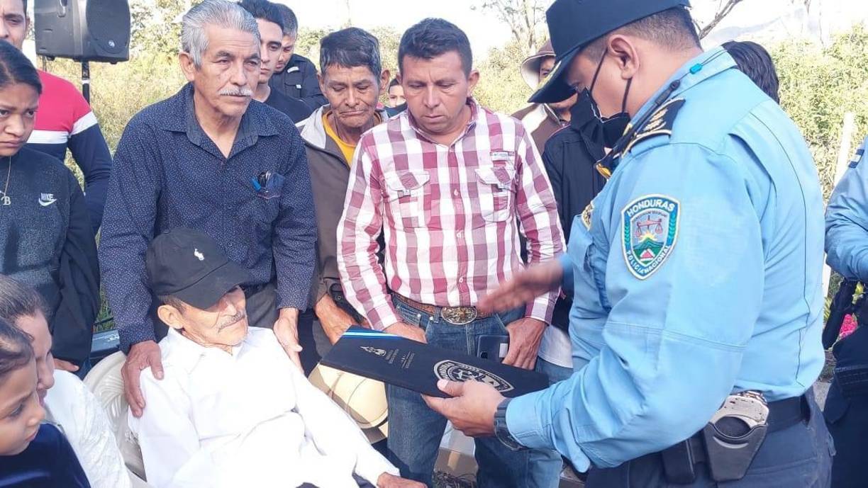 Durante el entierro, autoridades extendieron un acuerdo de duelo. Asimismo, la institución ascendió al agente, en un reconocimiento póstumo, al grado inmediato superior como Clase I de Policía.