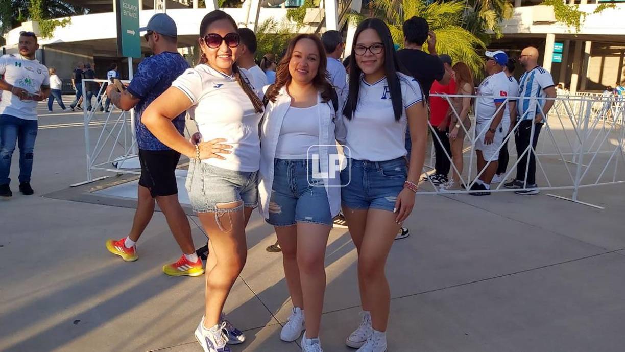 En familia llegaron las aficionadas hondureñas.
