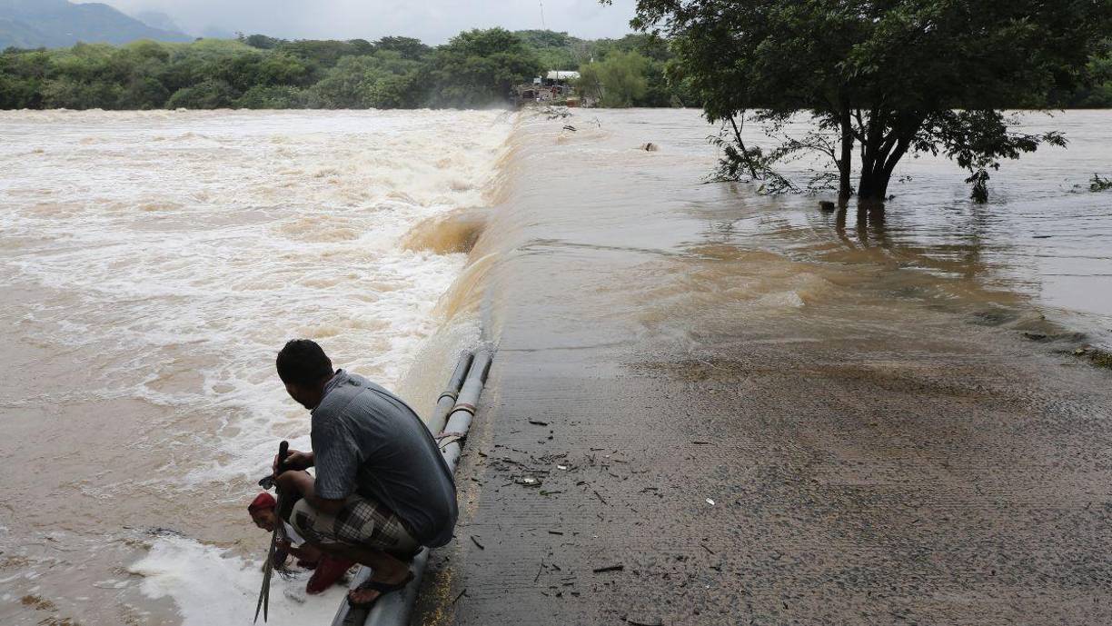 Es por eso que los frentes fríos siempre dejan lluvia en la costa Caribe y una disminución de la temperatura y vientos frescos del norte y en el resto del país. Y debido a que producen más lluvias, causa preocupación, sobre todo en regiones como la zona sur de Honduras, que todavía sufren por el reciente paso de Sara.