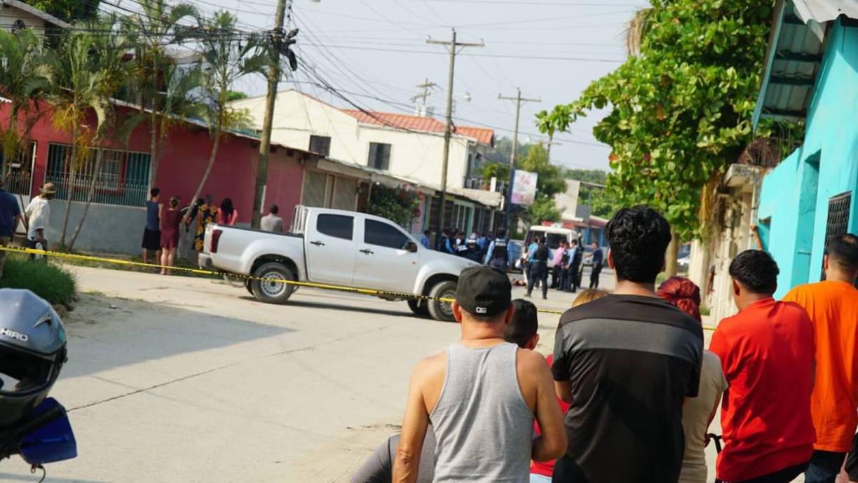 Una media hora después pasó por el lugar una camioneta de color negro, desde la cual le dispararon en reiteradas ocasiones al grupo de personas. Por la cantidad de heridas de arma de fuego que sufrieron, cinco de ellas murieron en el momento y otras dos sobrevivieron de milagro.