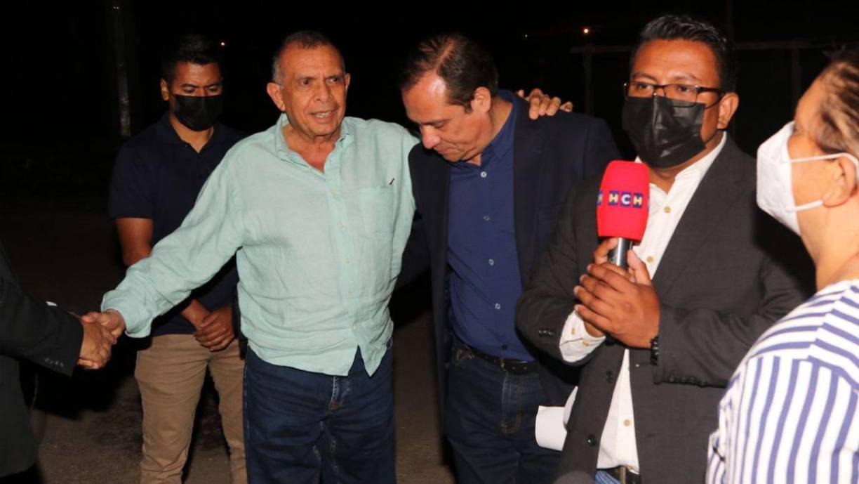 El expresidente Porfirio Lobo Sosa acudió en horas de la noche de este mismo miércoles a recoger a su esposa y trasladarla hasta su vivienda.