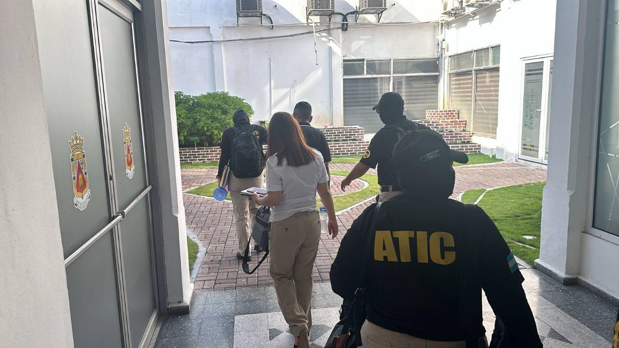 Los agentes de la Atic buscan de documentos relacionados con contratos de infraestructura adjudicados de manera directa.