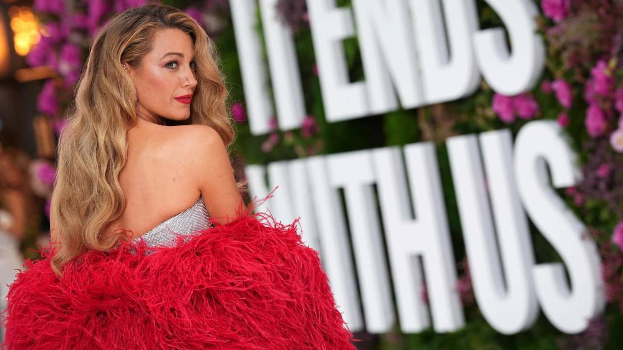 Rostros conocidos de Hollywood como las actrices Gwyneth Paltrow (‘Shakespeare in Love’) y Amy Schumer (‘Trainwreck’) mostraron su apoyo a la actriz Blake Lively en las últimas horas, después de que se hiciera publico que demandó al director y coprotagonista junto a ella de la película ‘It Ends With Us’, Justin Baldoni, por acoso sexual y una campaña de desprestigio.