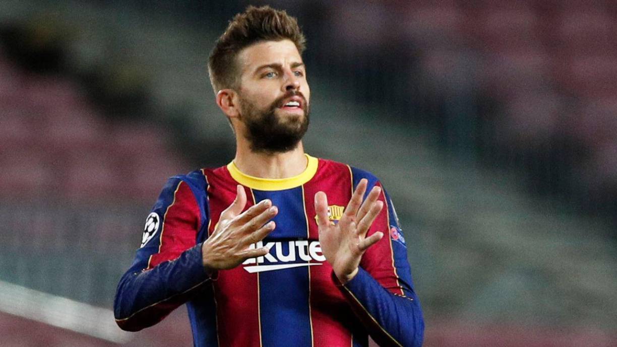 “Piqué acudía a bañarse a la piscina de casa de sus padres con su novia Clara, entonces los trabajadores de Shakira, desde el jardín, veían a Pique y la novia en la piscina besándose”, reveló el periodista. 