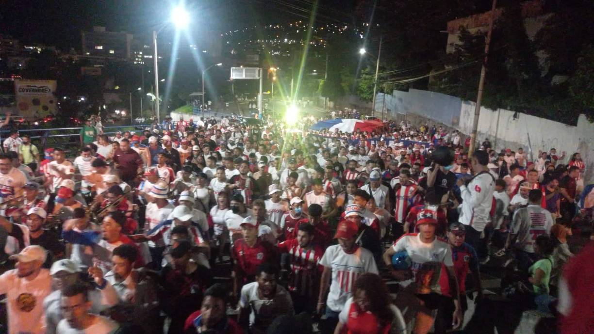 Bellas chicas y la Ultra Fiel: el ambientazo en la semifinal de vuelta Olimpia-Motagua en el Nacional