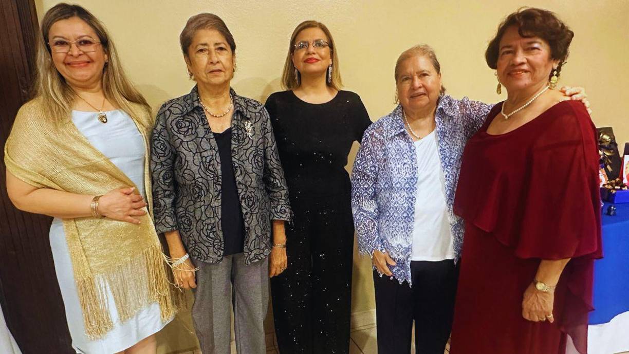 María Gloria de Irías, Delia Reyes, Lilia Machado, Lilia Reyes y Myrna Michelem. Antes de comenzar la fiesta, Lilia Machado comenzó dando gracias por el esfuerzo de Alejandro y por ser un soñador decidido a cumplir sus cometidos. Recordó a los que partieron y se llevó los honores por ser la guía incondicional de Alejandro.
