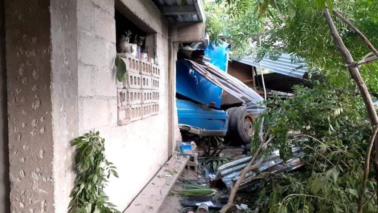 El cabezal del vehículo quedó totalmente destruido luego del fuerte choque contra la casa de habitación y el chófer fue trasladado de urgencia hasta el hospital Santa Teresa de Comayagua para recibir atención médica.