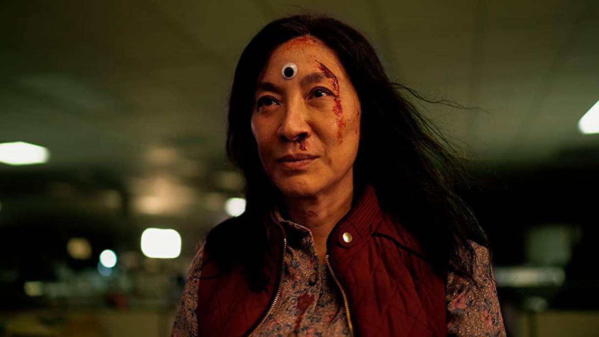 'Todo en todas partes al mismo tiempo' o en inglés como 'Everything Everywhere All at Once' es una película que ha llevado a Michelle Yeoh a ser nominada como mejor actriz. En este film interpretó al mejor personaje de su carrera. Es una épica absurda psicodélica que explora realmente las posibilidades lógicas e ilógicas del multiverso.