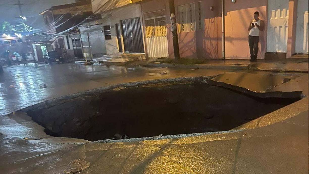 Un enorme agujero se formó en la colonia Prados Universitarios después que se calmara la lluvia. 