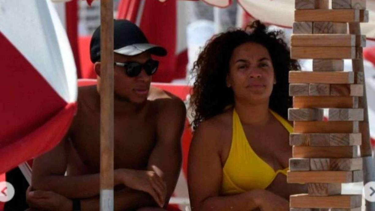 Mbappé fue captado con una mujer que lucía un bikini amarillo. 