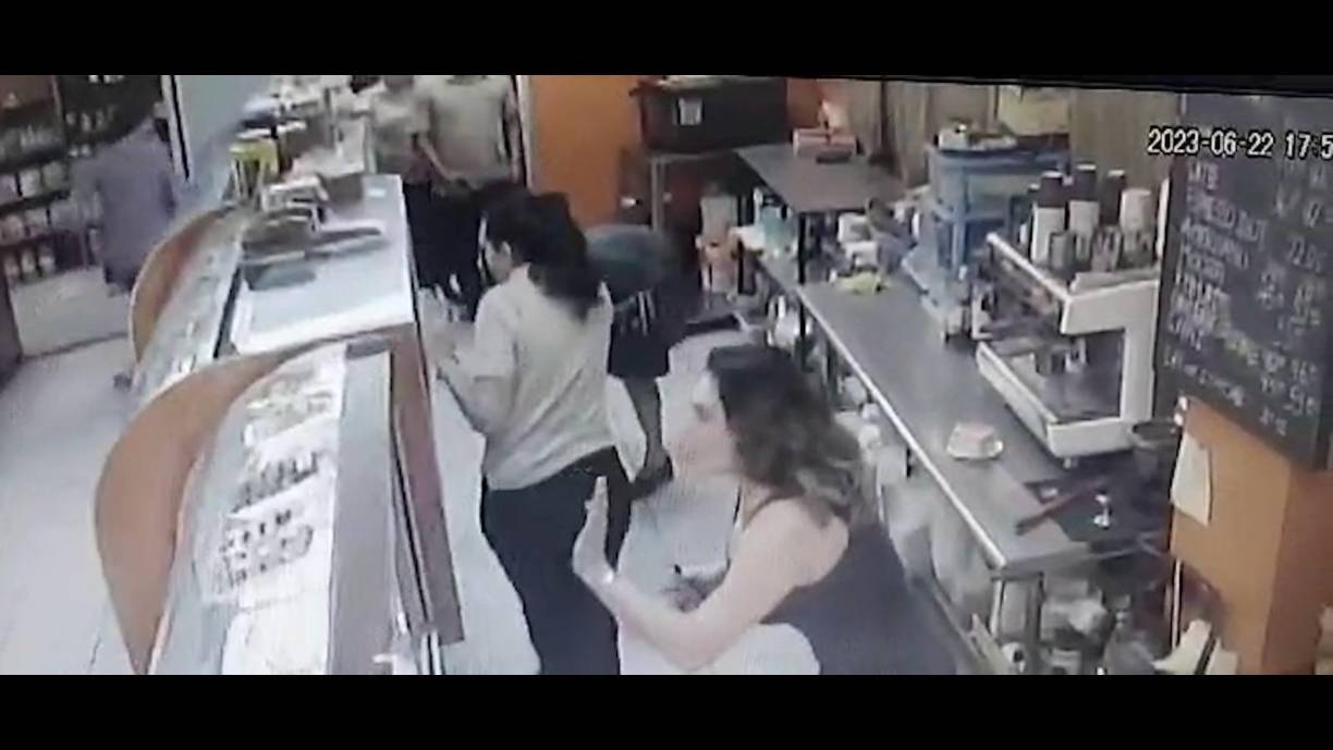 Los clientes se invadieron de nervios por la presencia de los sicarios con armas en mano.