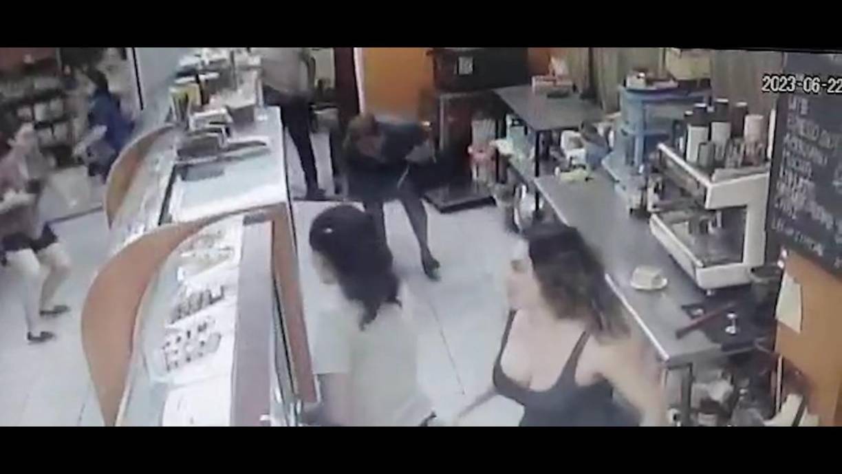 Afuera de la panadería los sicarios ejecutaron primero a los dos guardaespaldas de Erika Yulissa Bandy García.