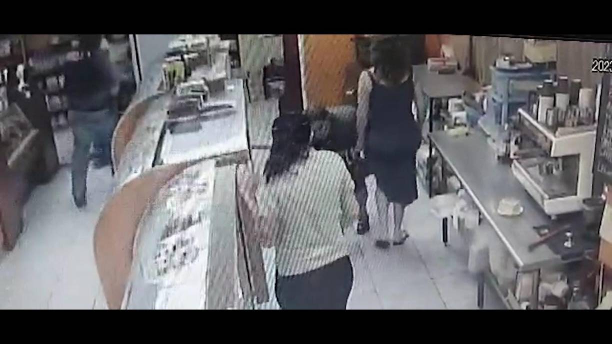 Erika Yulissa Bandy García observa que los hombres andan indumentaria de la Dirección Policial de Investigaciones (DPI) e intenta regresar.