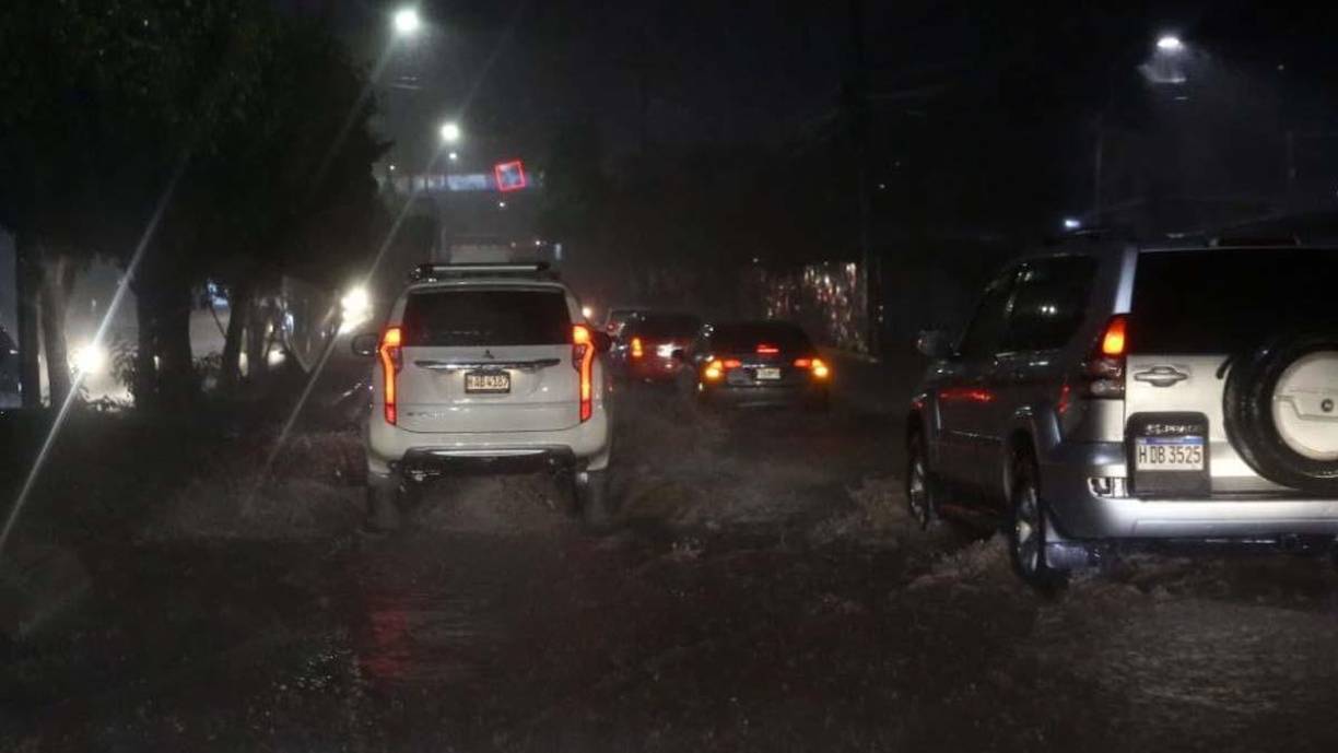 Honduras declaró este jueves “alerta verde” (preventiva) en cuatro de sus 18 departamentos por una onda tropical que dejará lluvias de moderadas a fuertes.